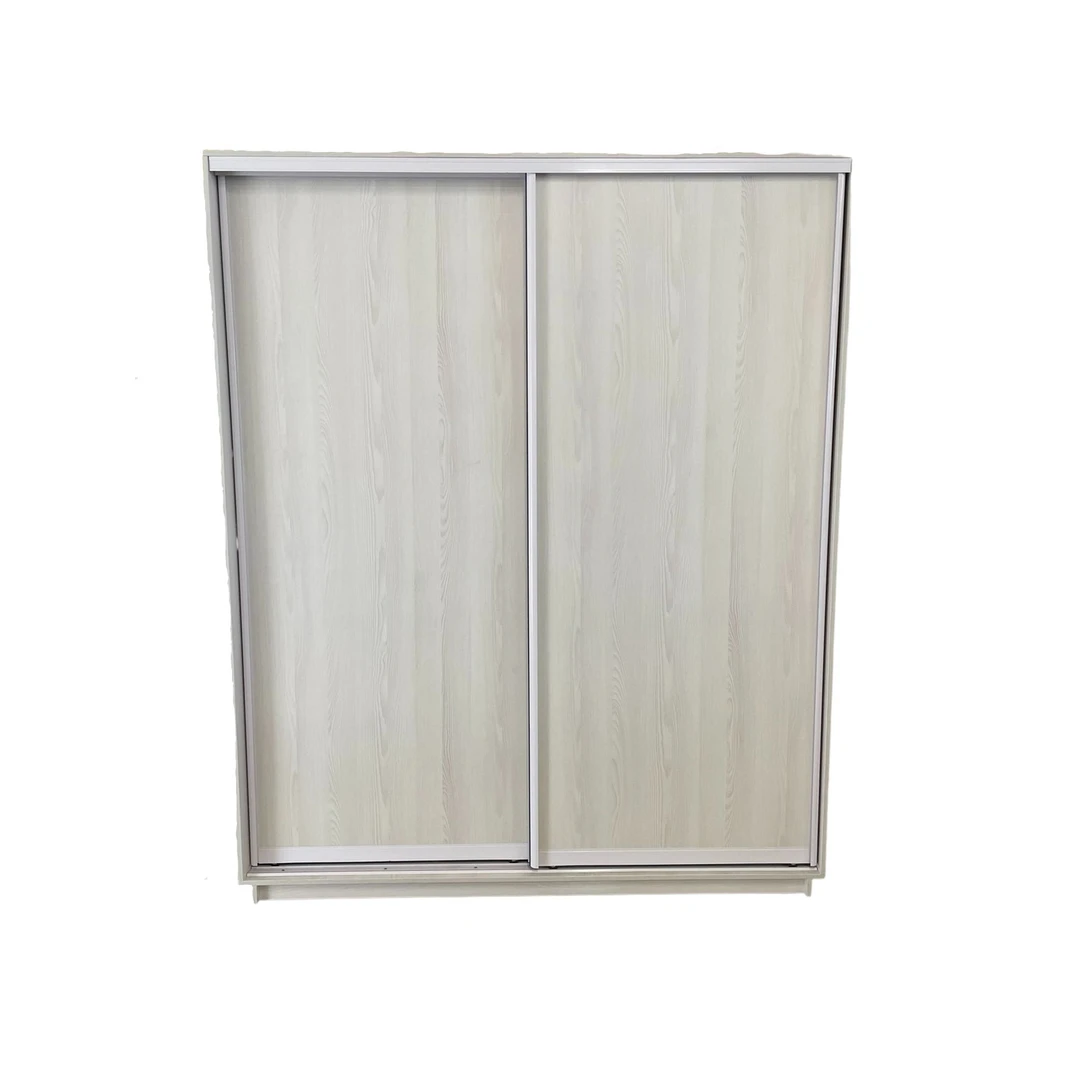 Didelė talpi spinta su stumdomomis durimis ir praktišku vidu