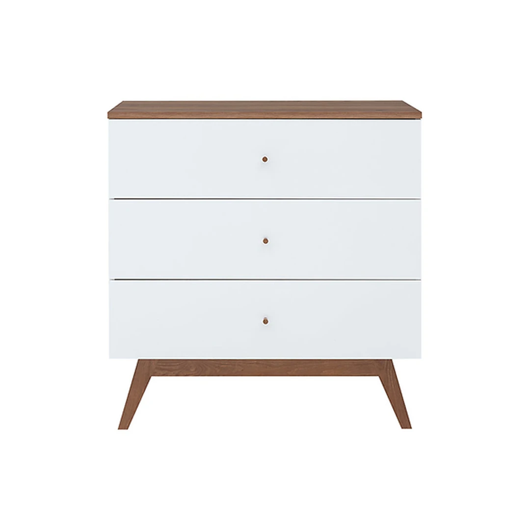 Kompaktiška „Heda“ komoda su trimis stalčiais – idealus sprendimas mažiems kambariams