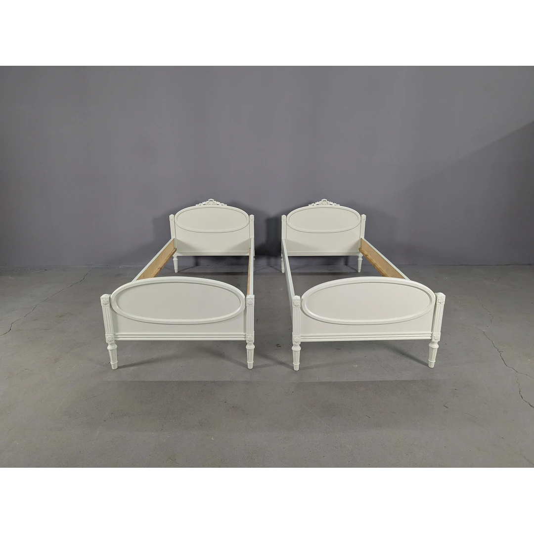 Klasikinė Gustavian lova – baltas grakštumas