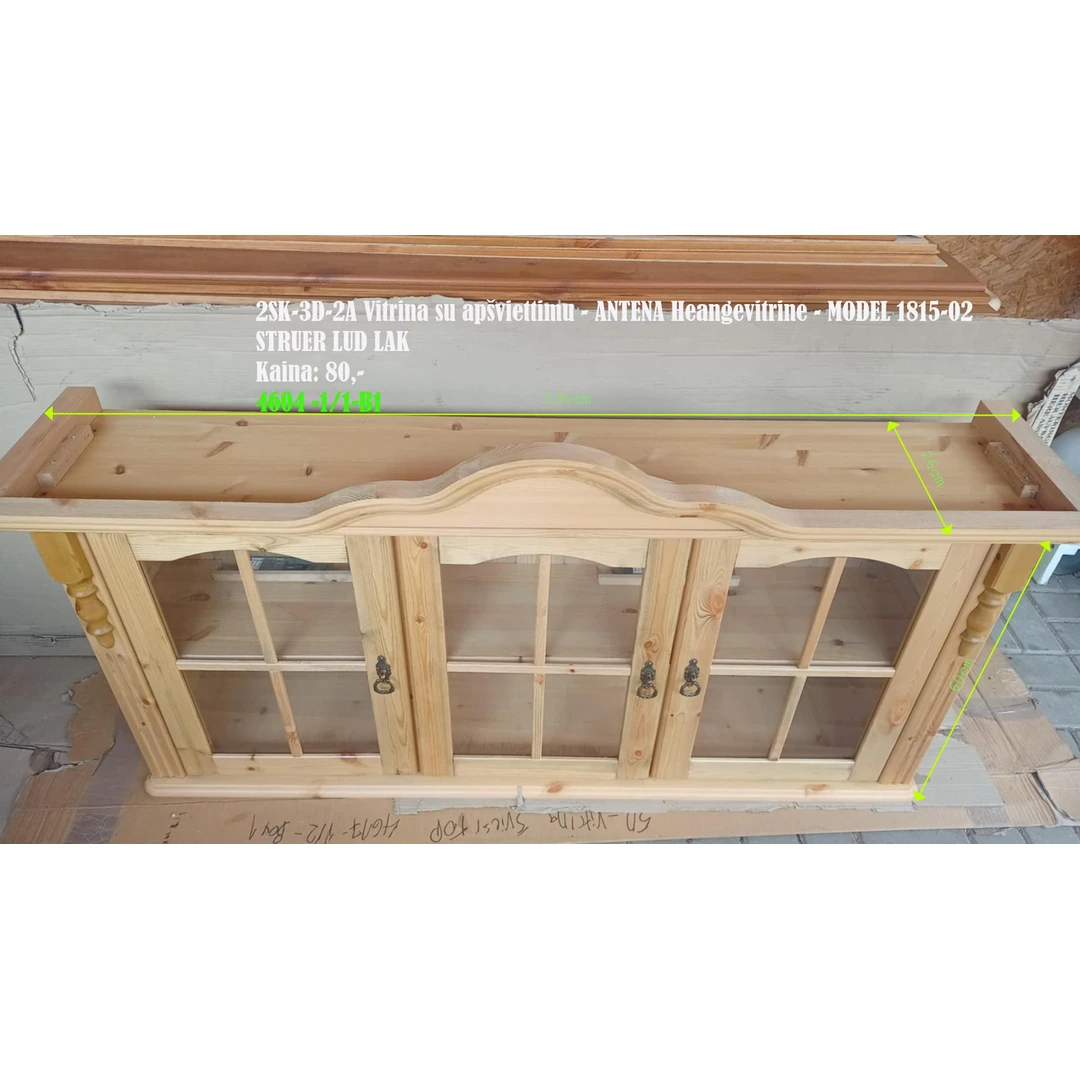 Elegantiška medžio masyvo vitrina su apšvietimu