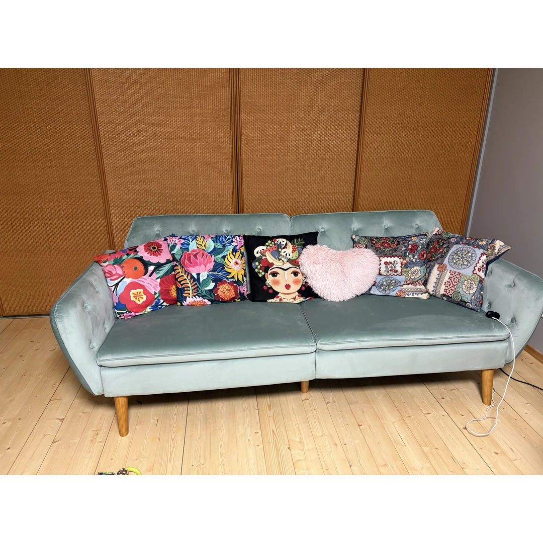 Stilinga trivietė šviesiai žydra sofa jūsų svajonių interjerui