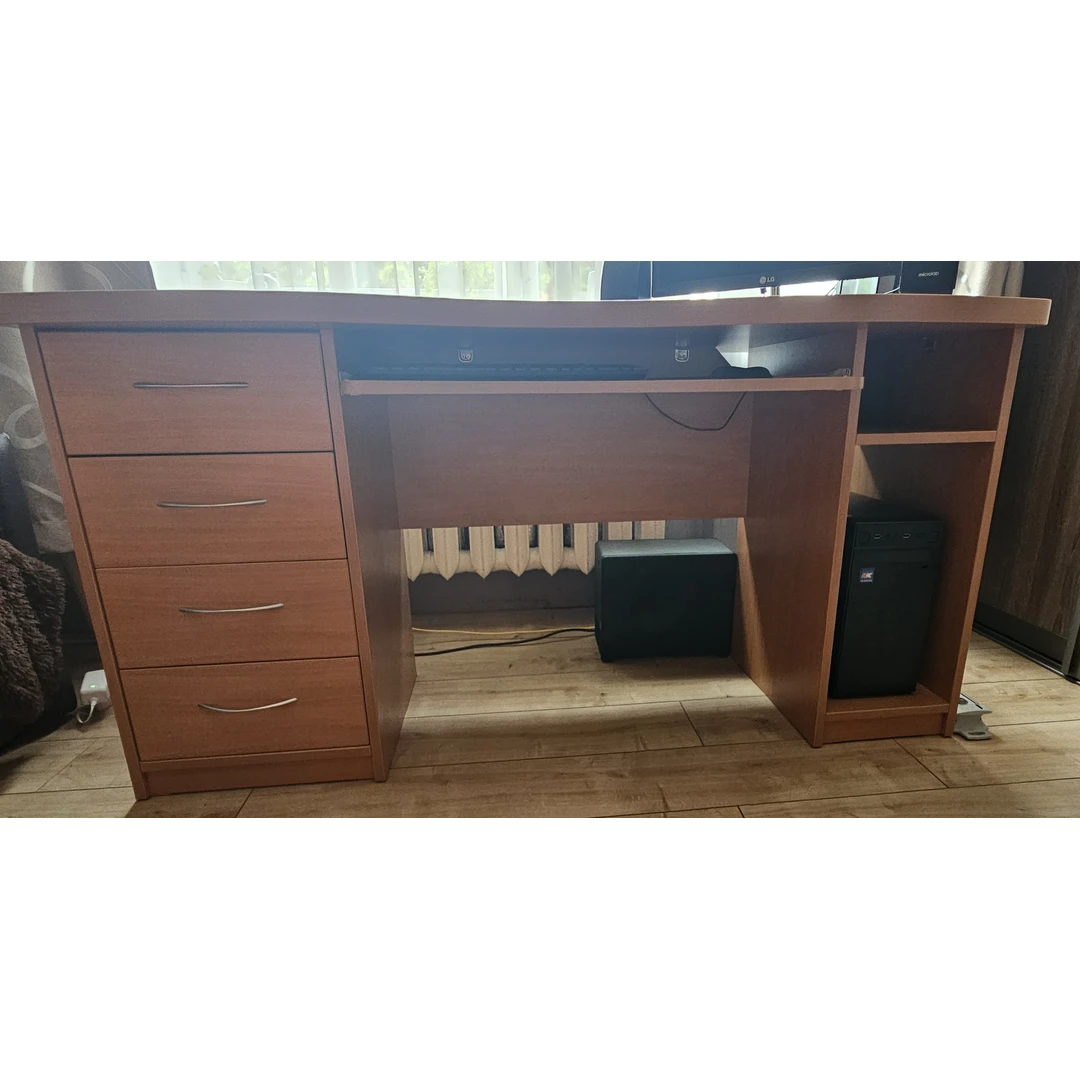 Erdvus ir funkcionalus rašomasis stalas su stalčiais