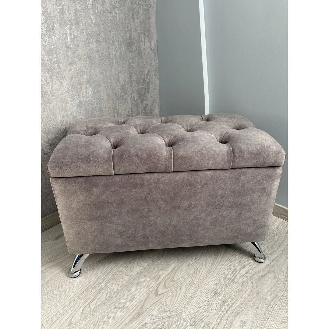 Ergonomiškas pufas Cesterfield su patogia daiktadėže