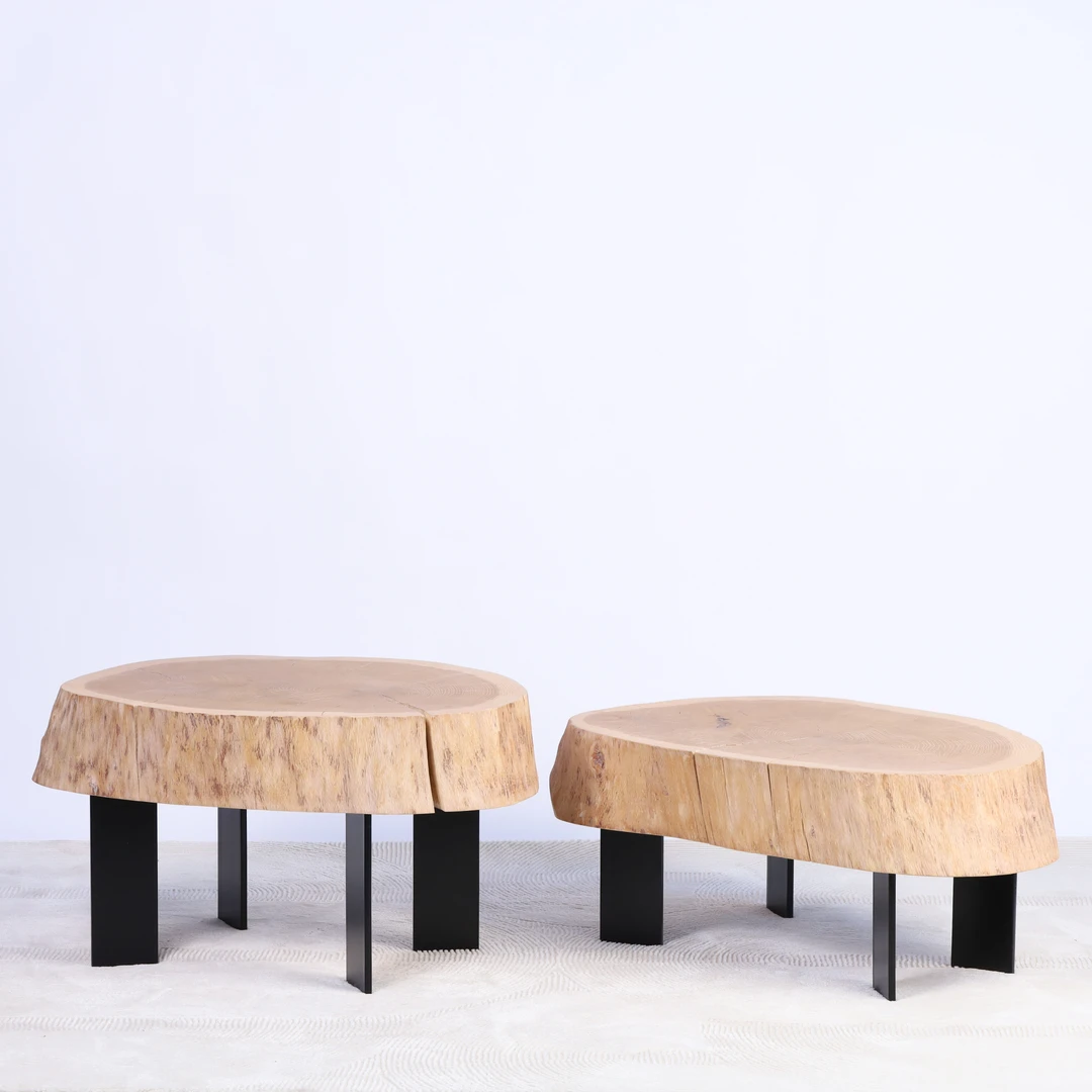 Patrauklūs akių azuoliniai staliukai su metalinėmis kojelėmis