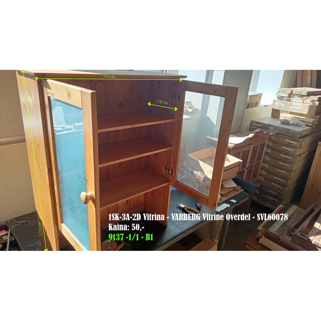 Elegantiška medžio masyvo vitrina VARBERG overdel