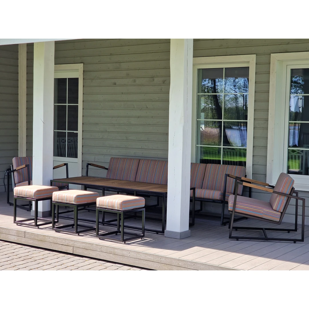 Madinga terasos sofų kolekcija – juodas rėmas ir rudi ąžuolo detalės