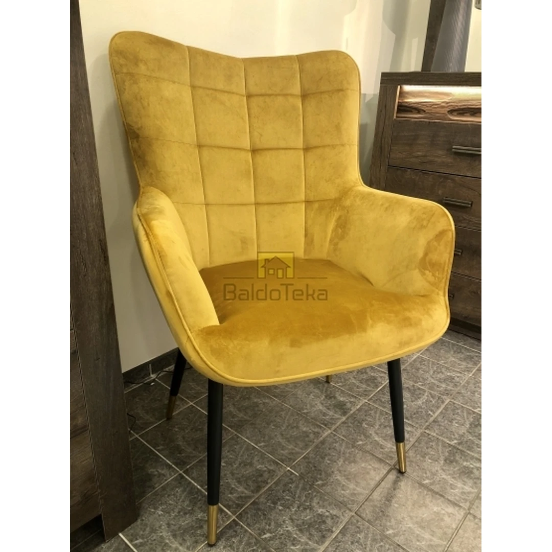 Erdvus geltonas fotelis su juodomis kojelėmis