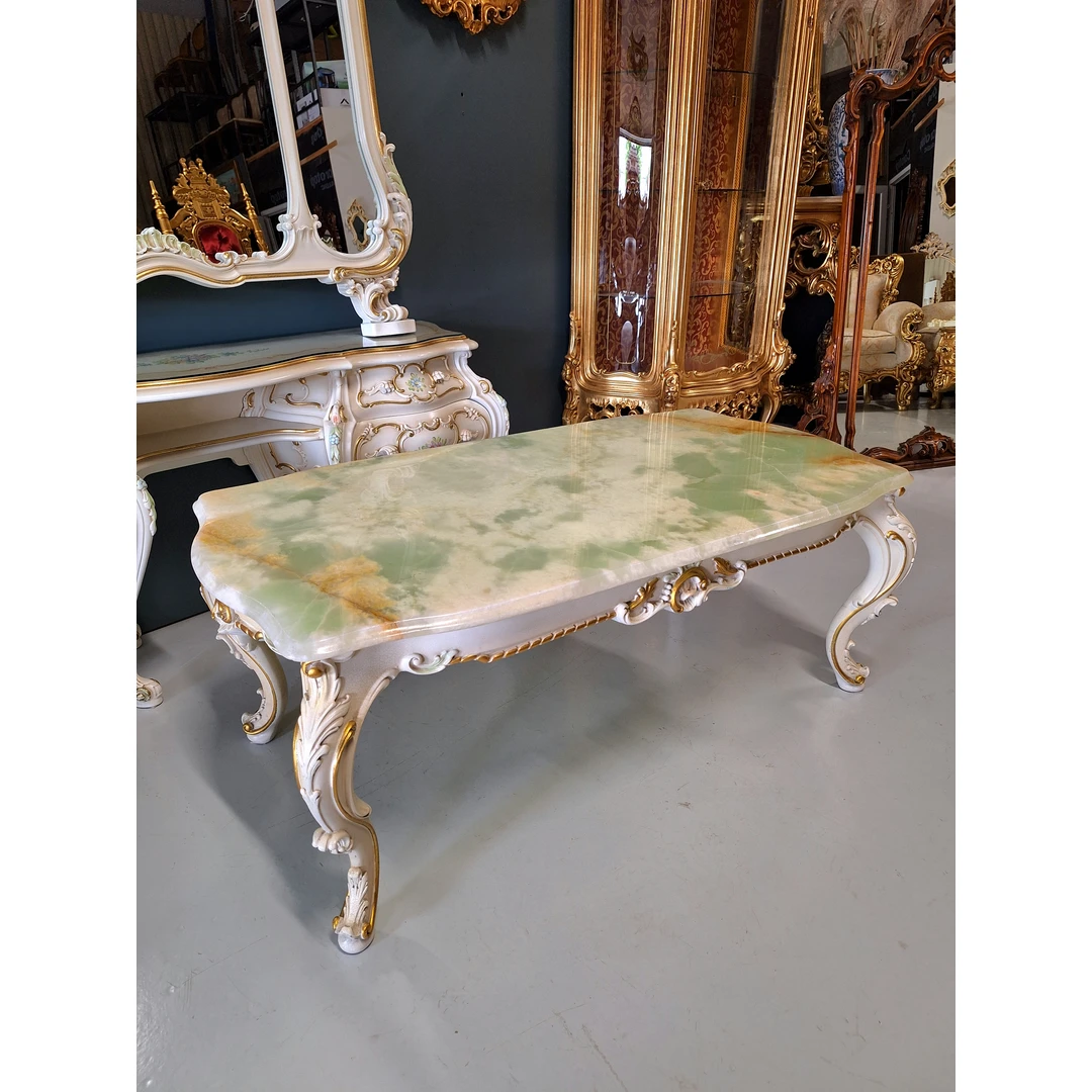 Puoštas aukso lapeliais ir oniksu