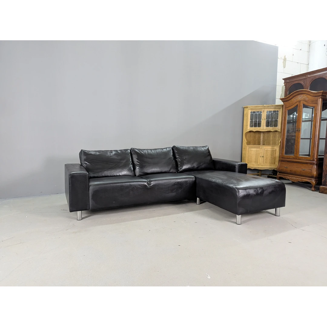 Juoda šiuolaikinė kampinė sofa su metalinėmis kojelėmis