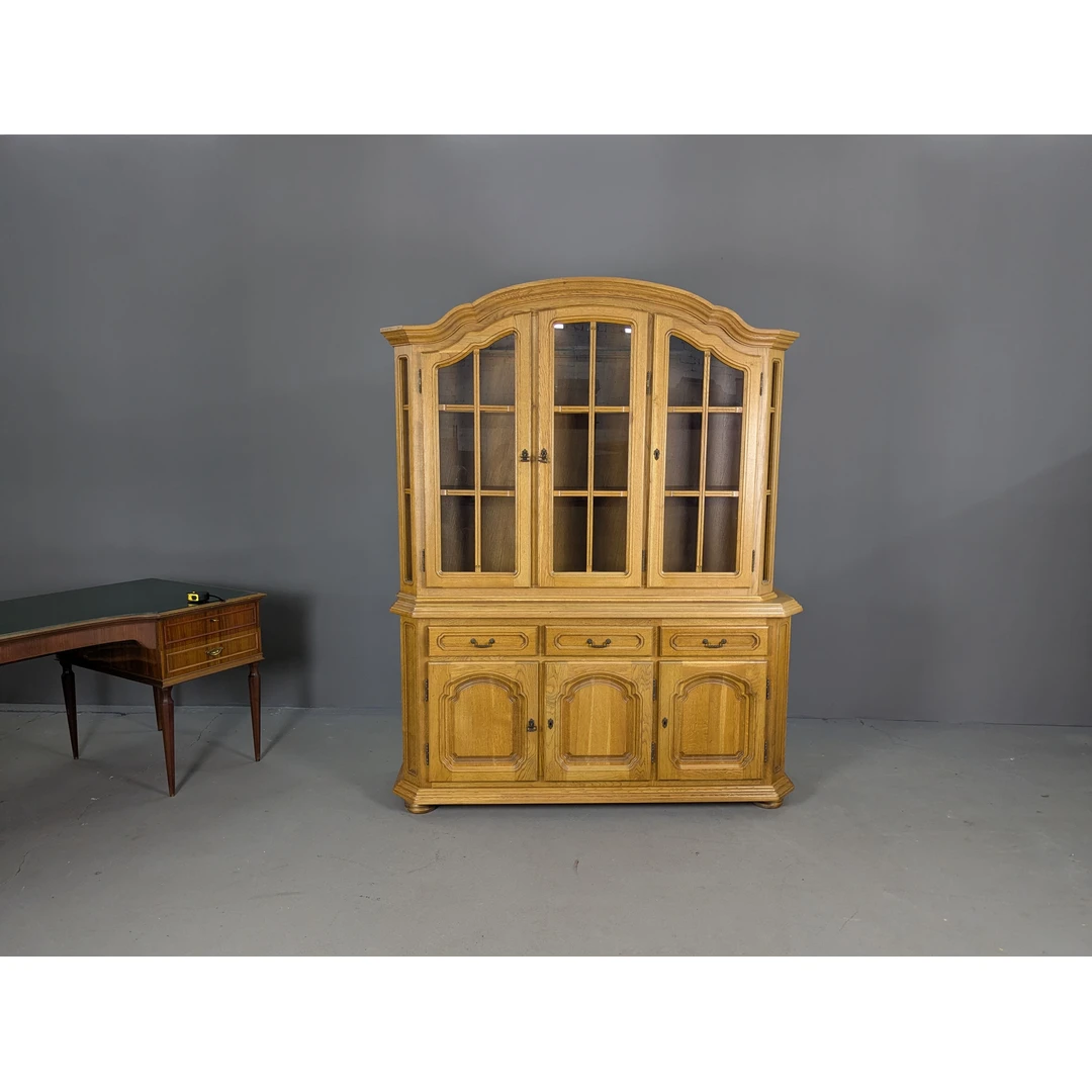 Klasikinė aukšta ažuolo indauja su vitrina