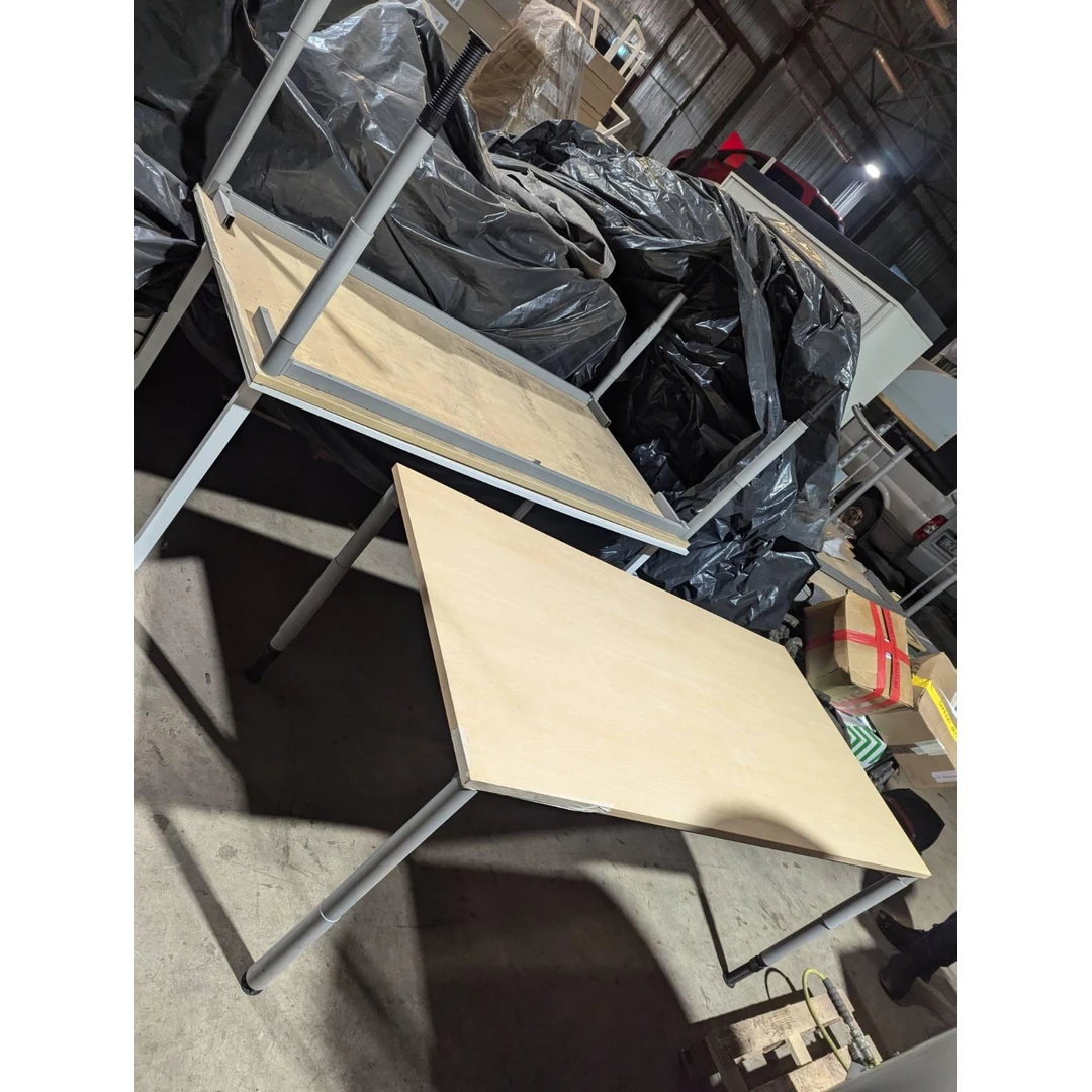 Reguliuojamo aukščio stalas su 2 mechaninėmis kojelėmis