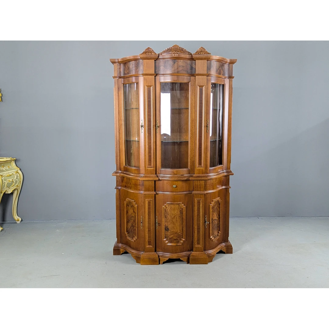 Itališkas raudonmedžio indaujas su vitrinomis