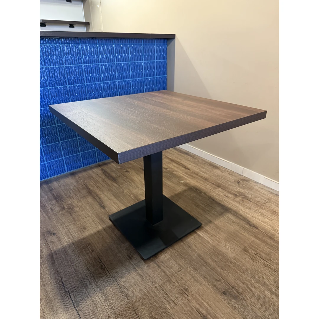 Atsparūs restorano stalai su metališka koja