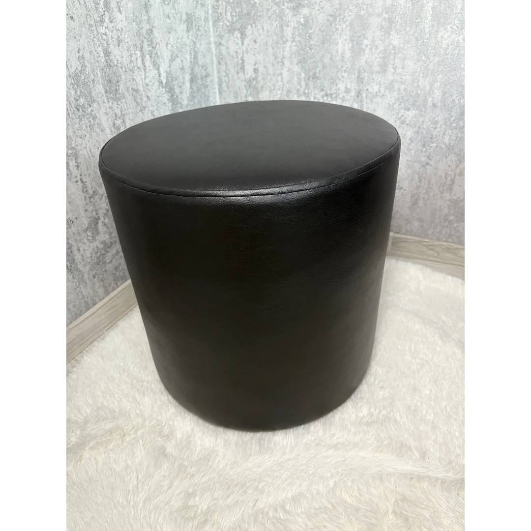 Stilingas juodas apvalus pufas