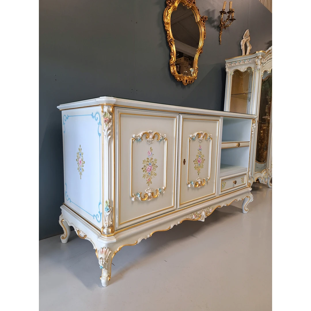 Auksinės folijos ir raižinių spinta iš masyvo