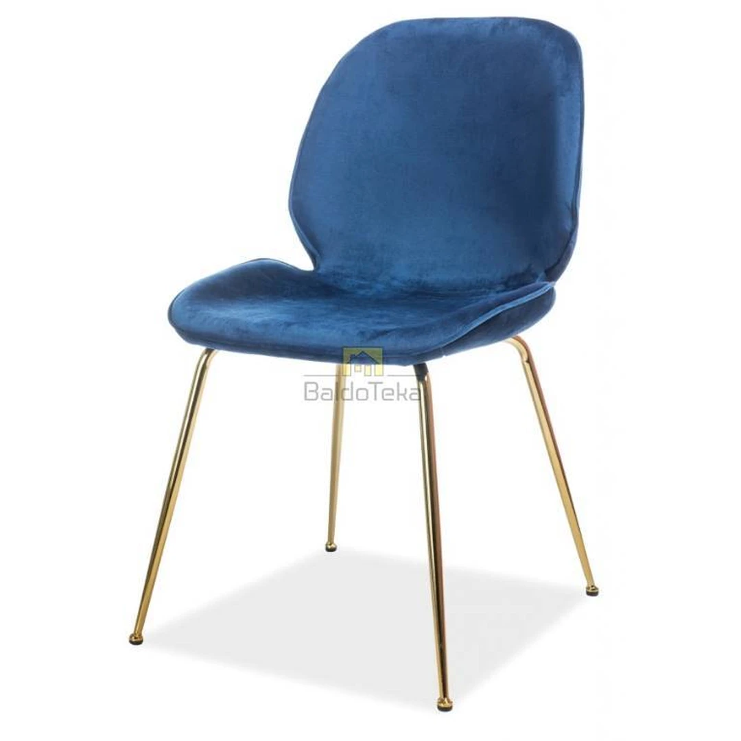 Mėlynas aksominis fotelis su aukso detalėmis