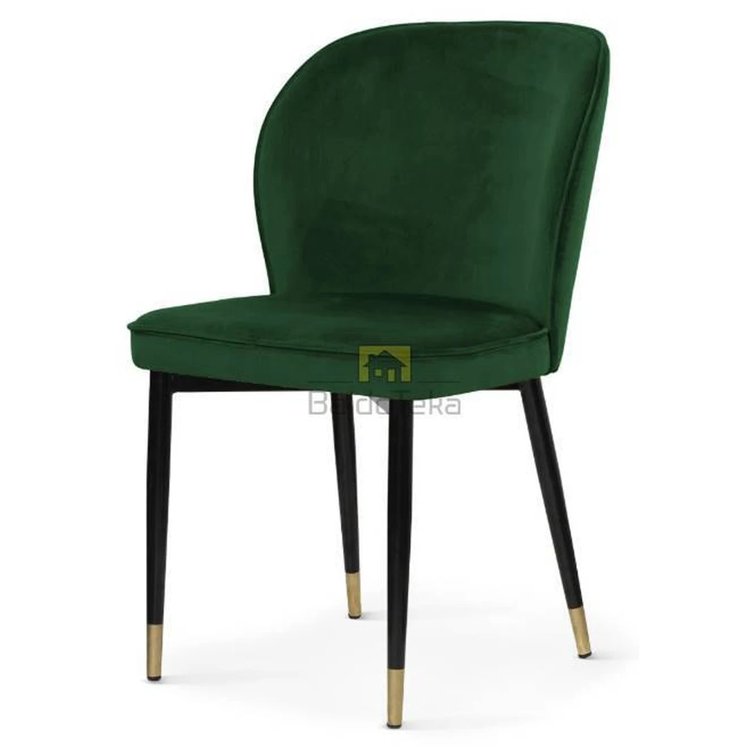 Madinga sofos su aksominiu audiniu ir metalinėmis kojelėmis