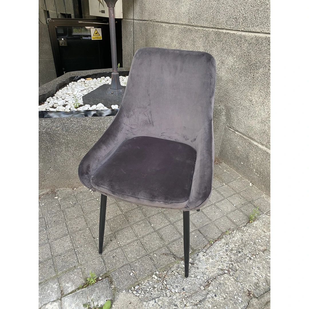 Labai geros būklės kėdės – 8 vnt. su nežymiais pabraižymais