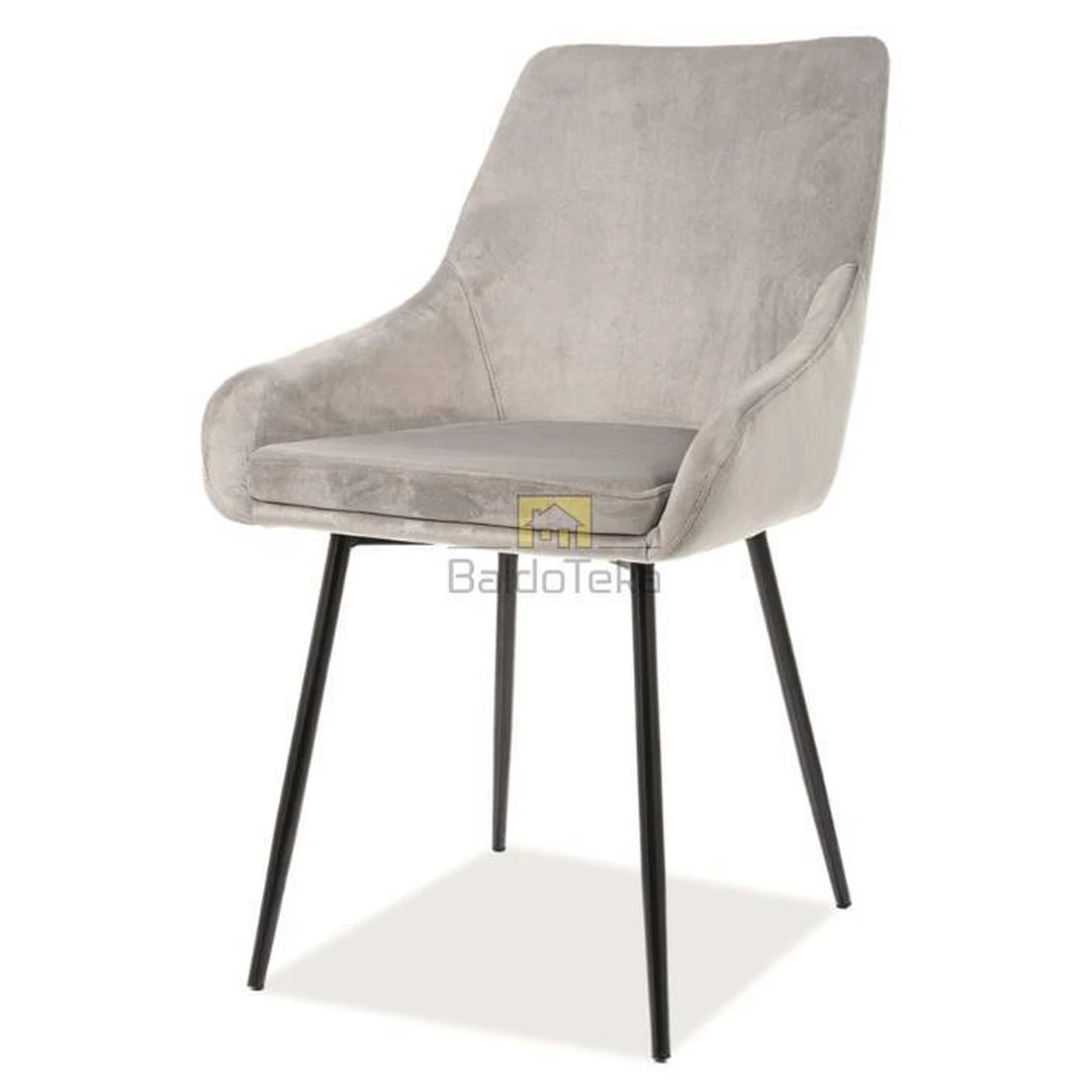 Šviesiai pilkas aksominis fotelis su metalinėmis kojomis