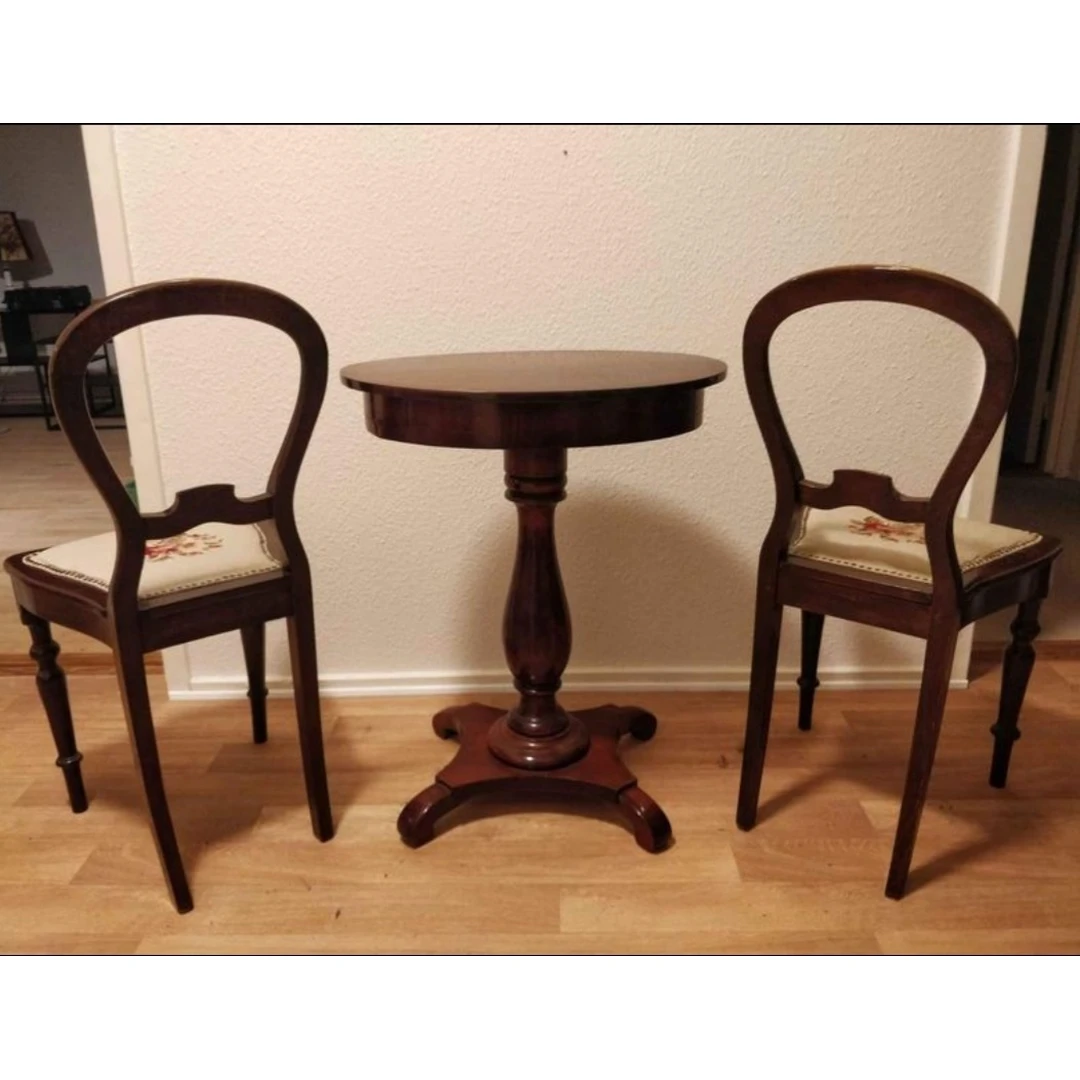 Antikvarinis staliukas su dviem kėdėmis – puiki interjero detalė