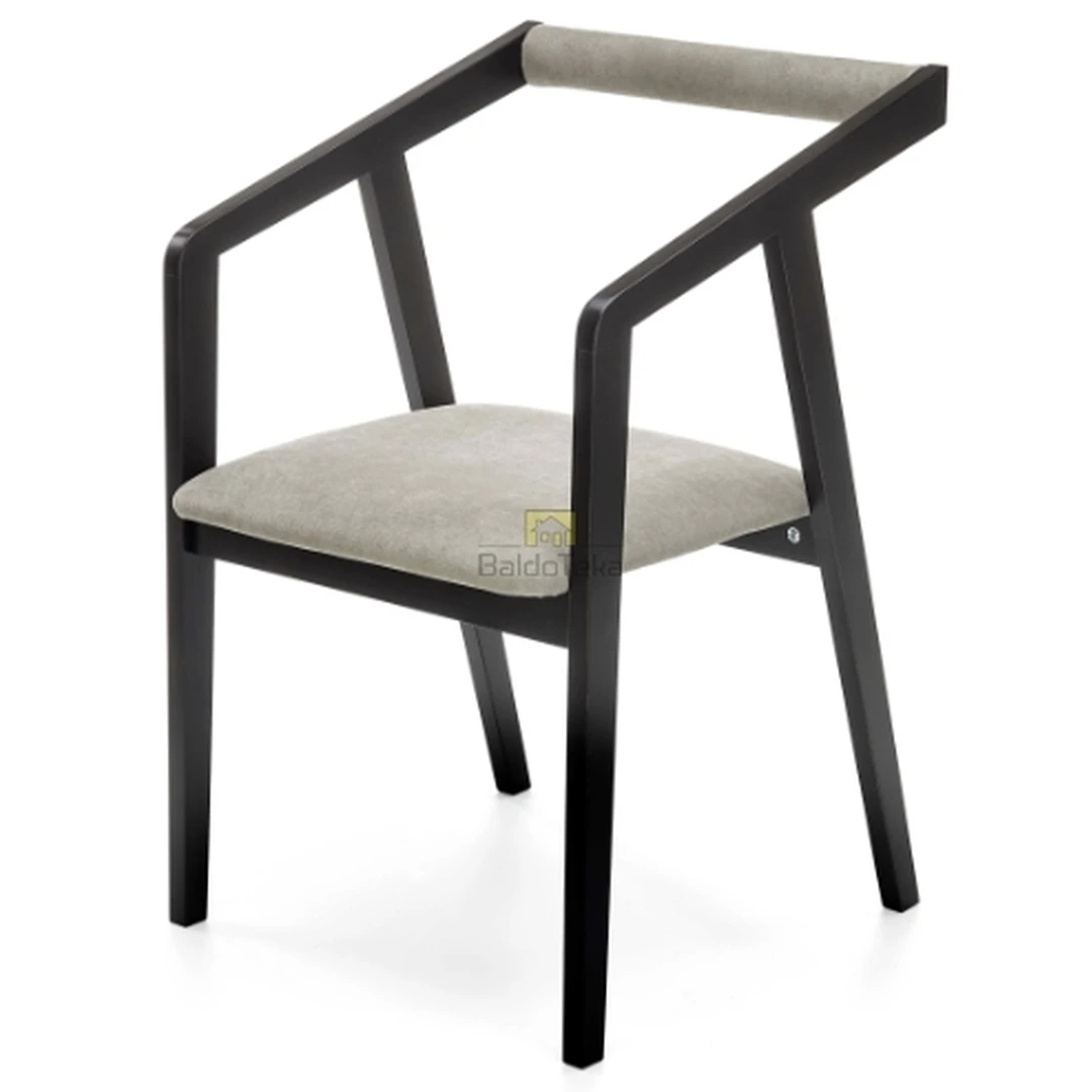 Minkštas fotelis su natūralaus buko medžiu ir pilka/juoda spalva