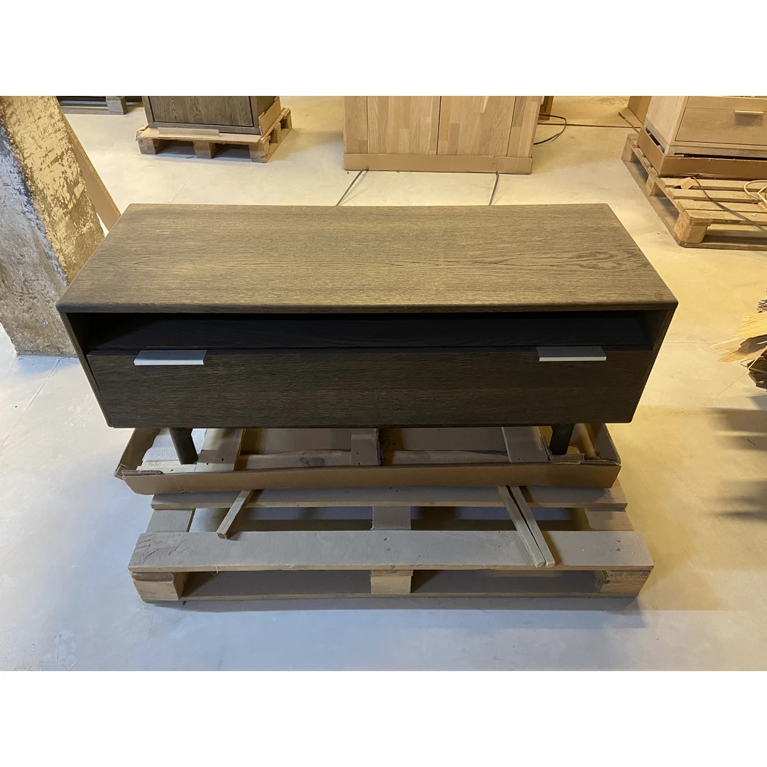 Modernus ąžuolo TV staliukas su skandinavišku dizainu