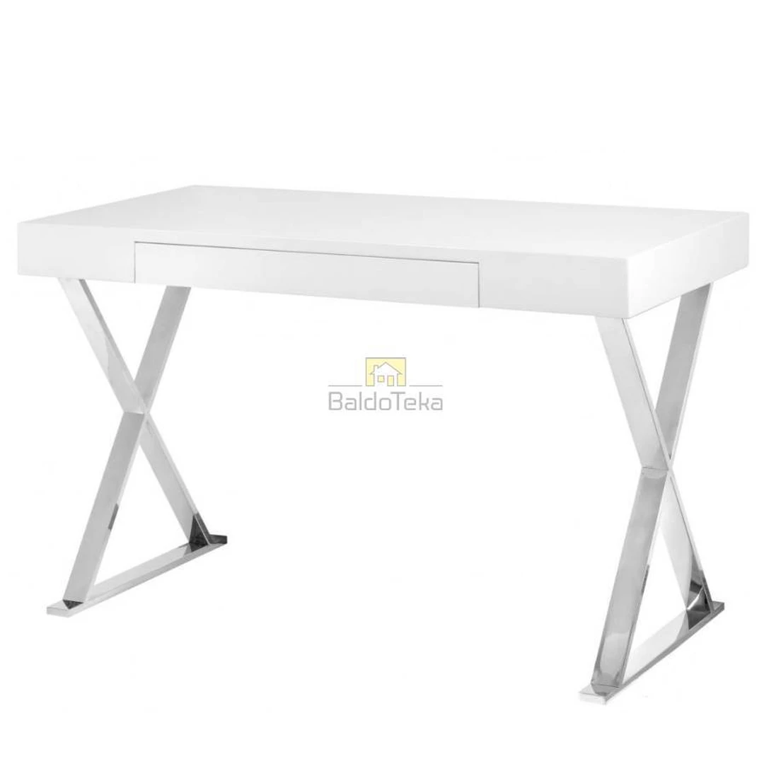 Šiuolaikiška balta blizgi spinta su chromuotu metalo apvadu