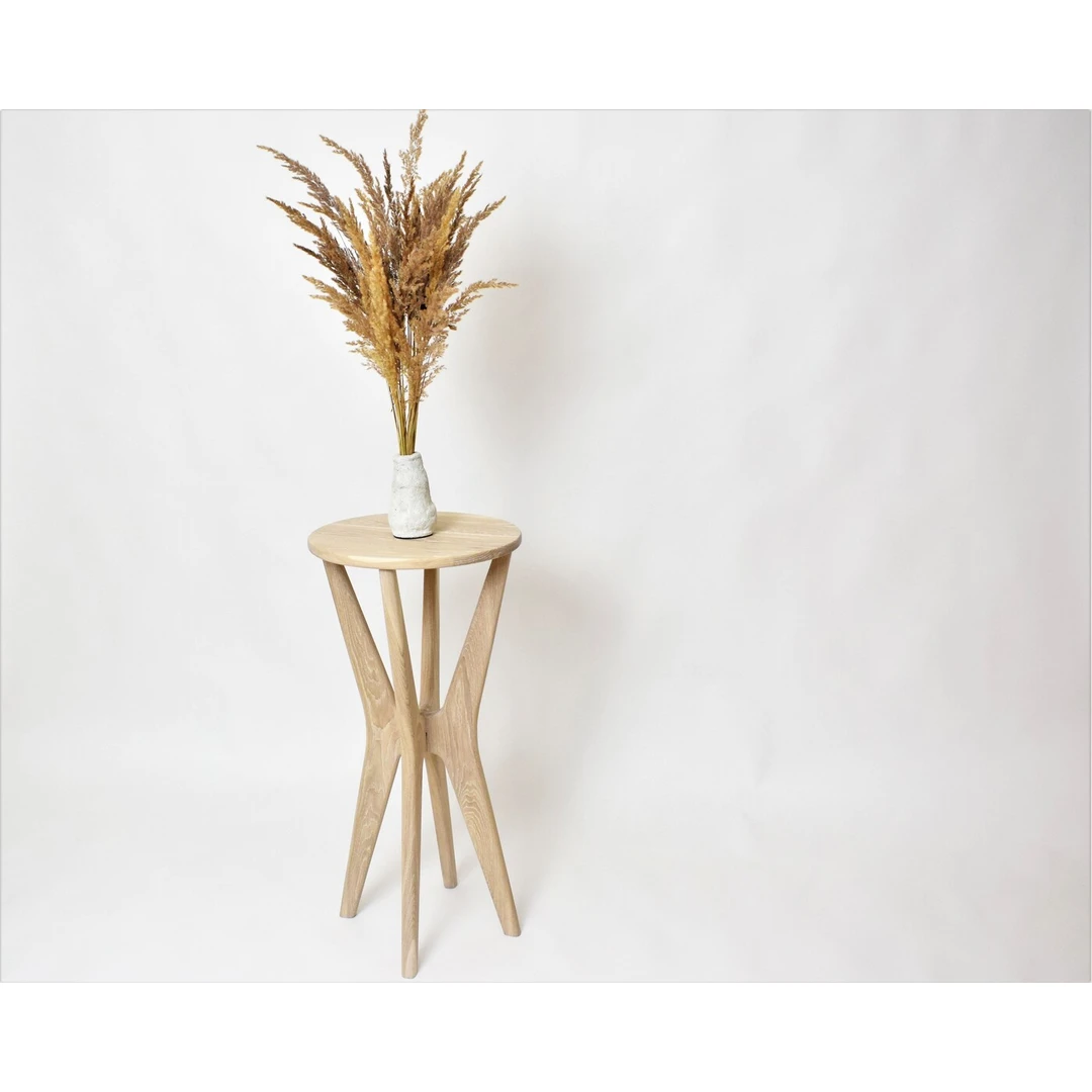 Modernus ąžuolo gėlių stovas su apvaliu stalviršiu