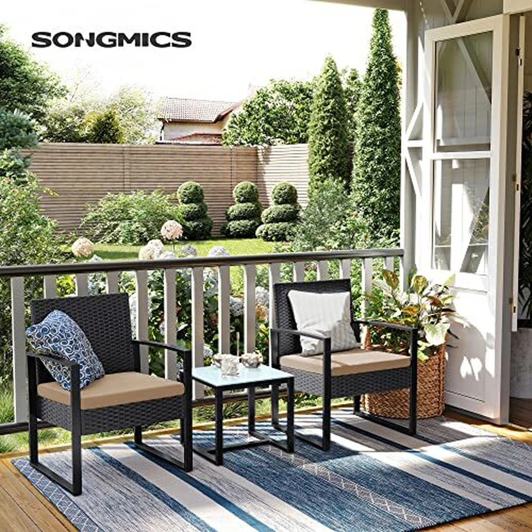 Šiuolaikiški balkono baldai su patogiomis kėdėmis ir stalu