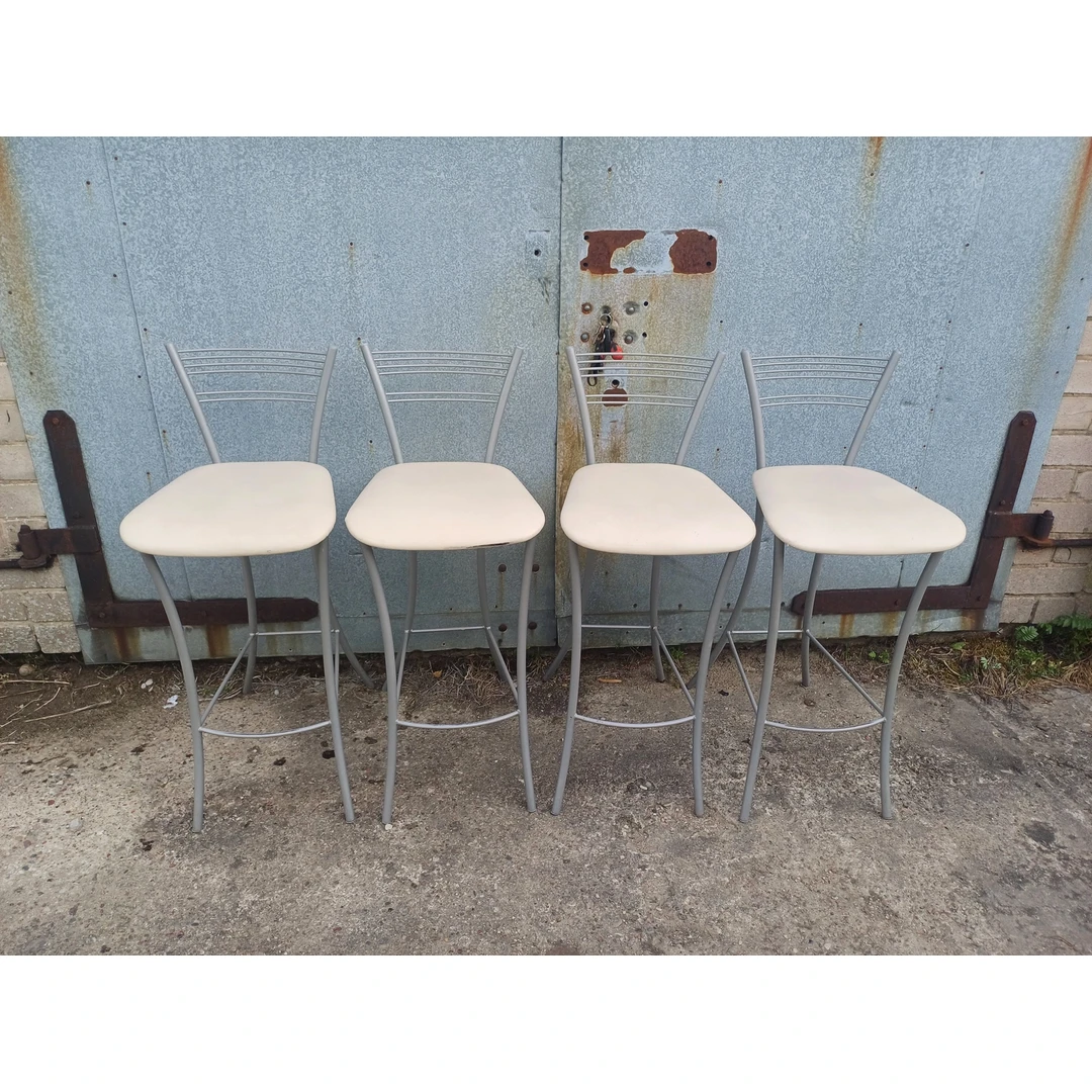 Elegantiškos 4 baro kėdės – puikus interjero akcentas