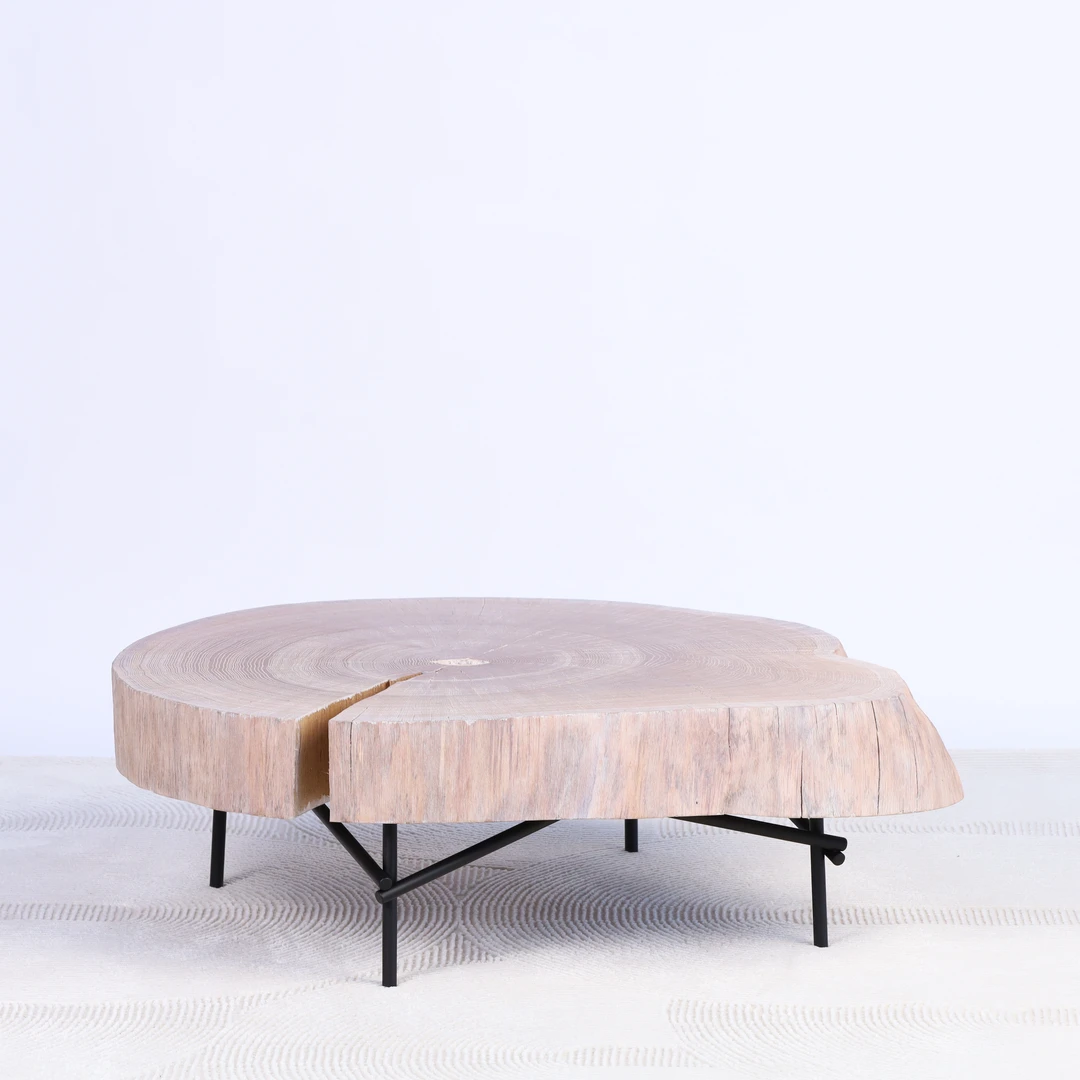 Ąžuolinis kavos stalas su metalinėmis kojomis