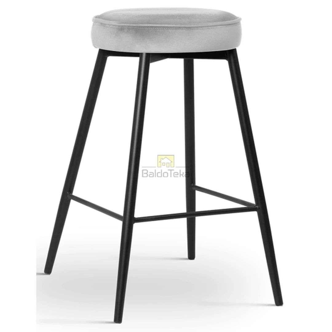 Šviesiai pilkas aksominis fotelis su metalinėmis kojelėmis