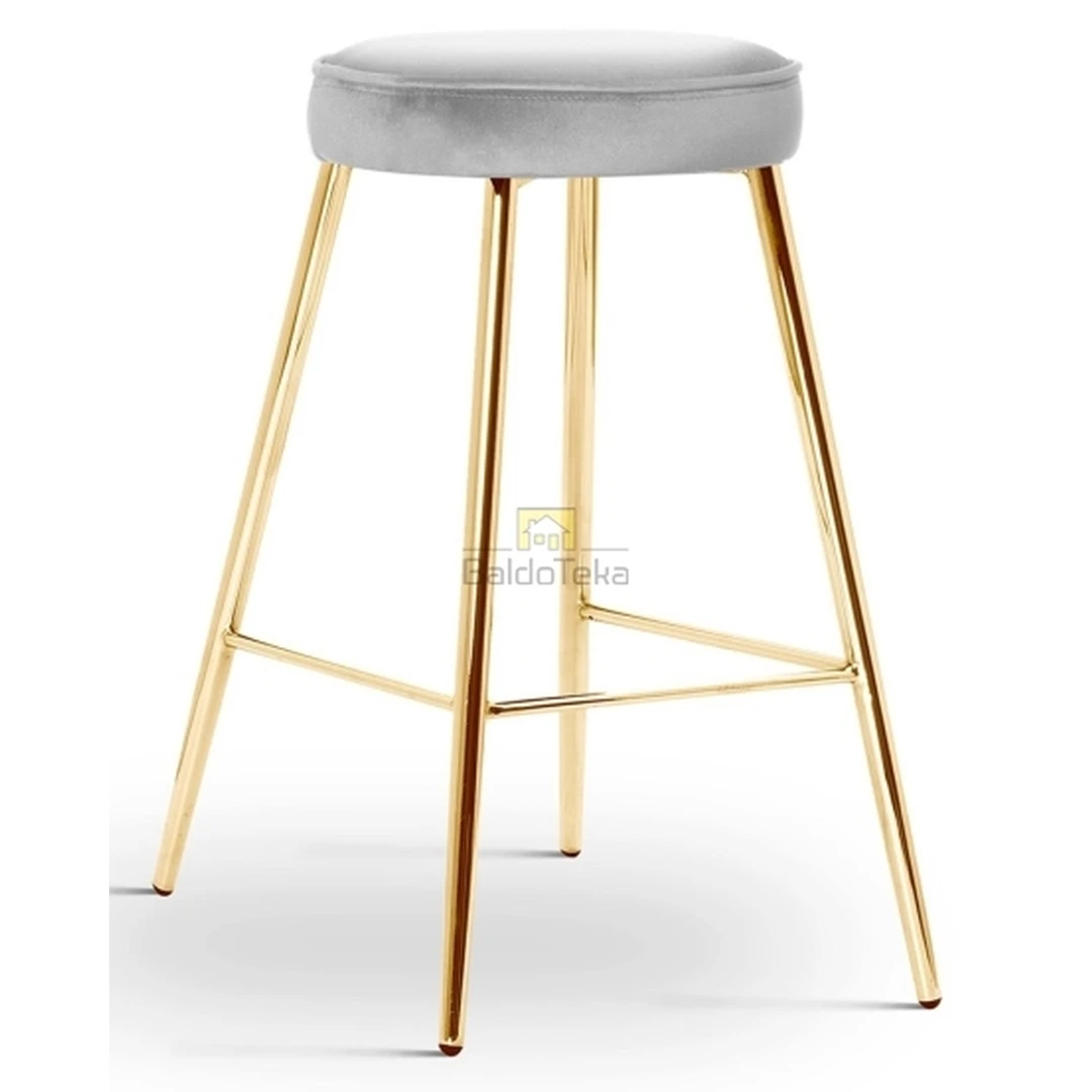 Šviesiai pilkas aksominis fotelis su aukso kojelėmis