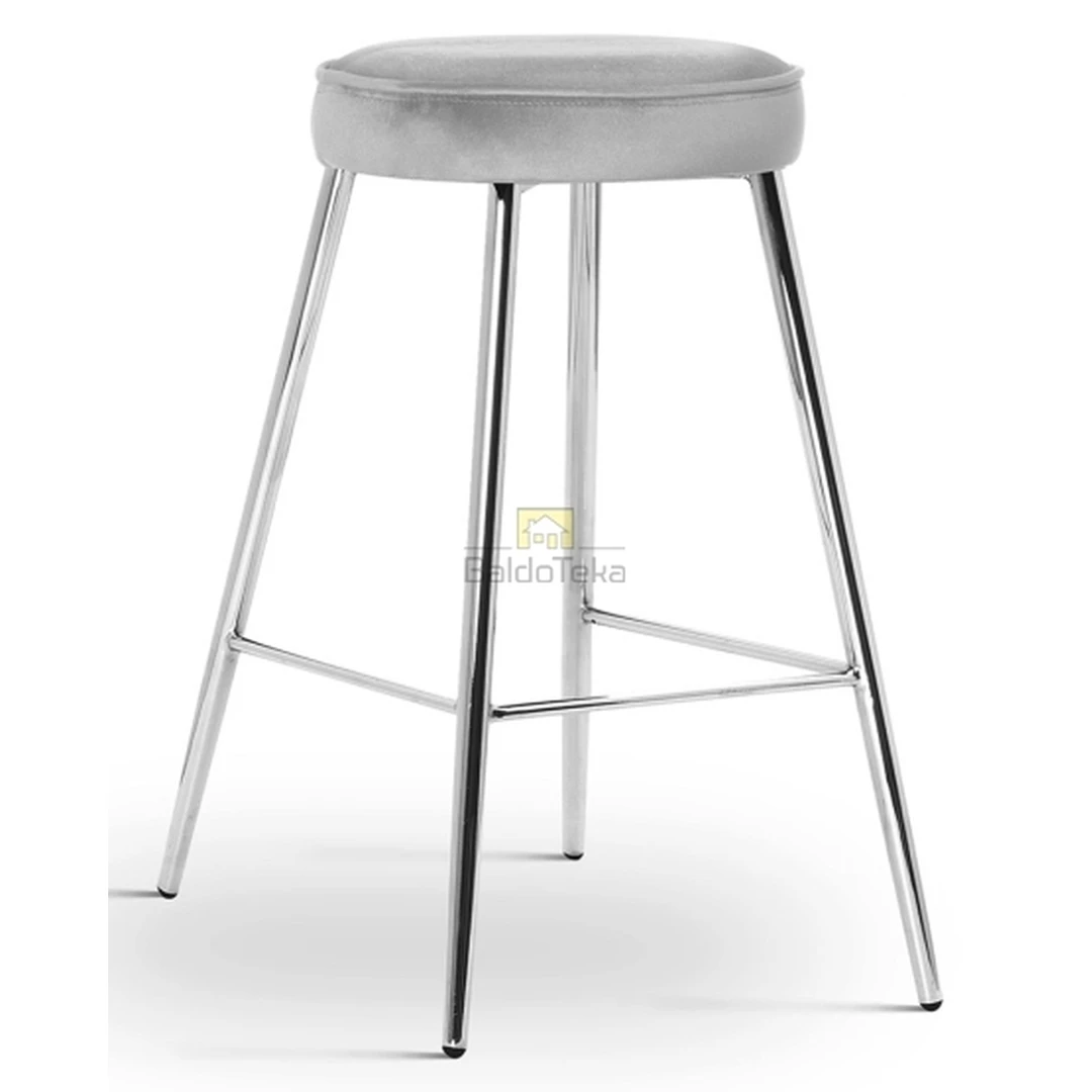 Šviesiai pilkas aksominis fotelis su chromuotom kojelėmis