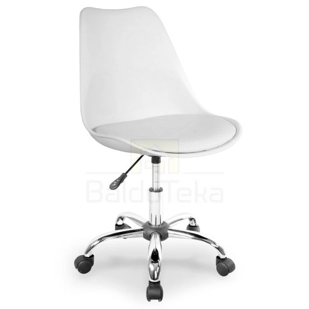 Šiuolaikiška balta kėdė su chromuotu metalo pagrindu