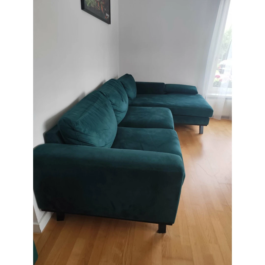 Elegantiška žalsva veliūrinė sofa su dešiniu kampu