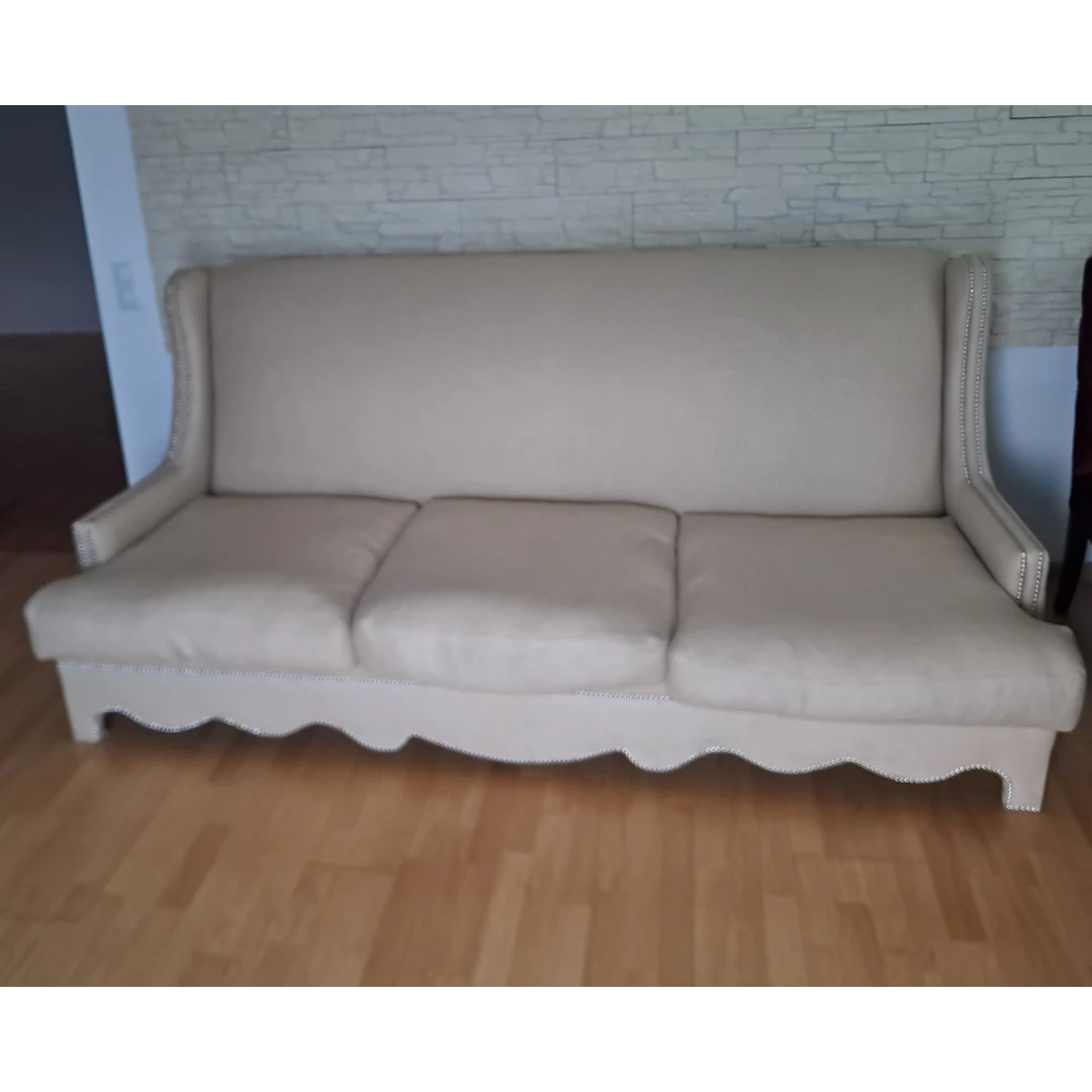 Natūralaus lino sofa ant masyvios medienos karkaso