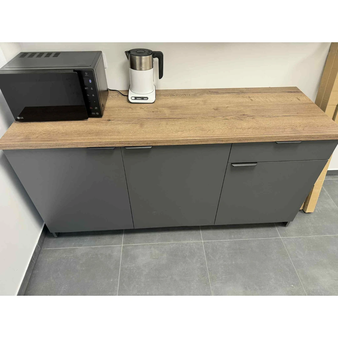 Maža virtuvė su įmontuojamu šaldytuvu