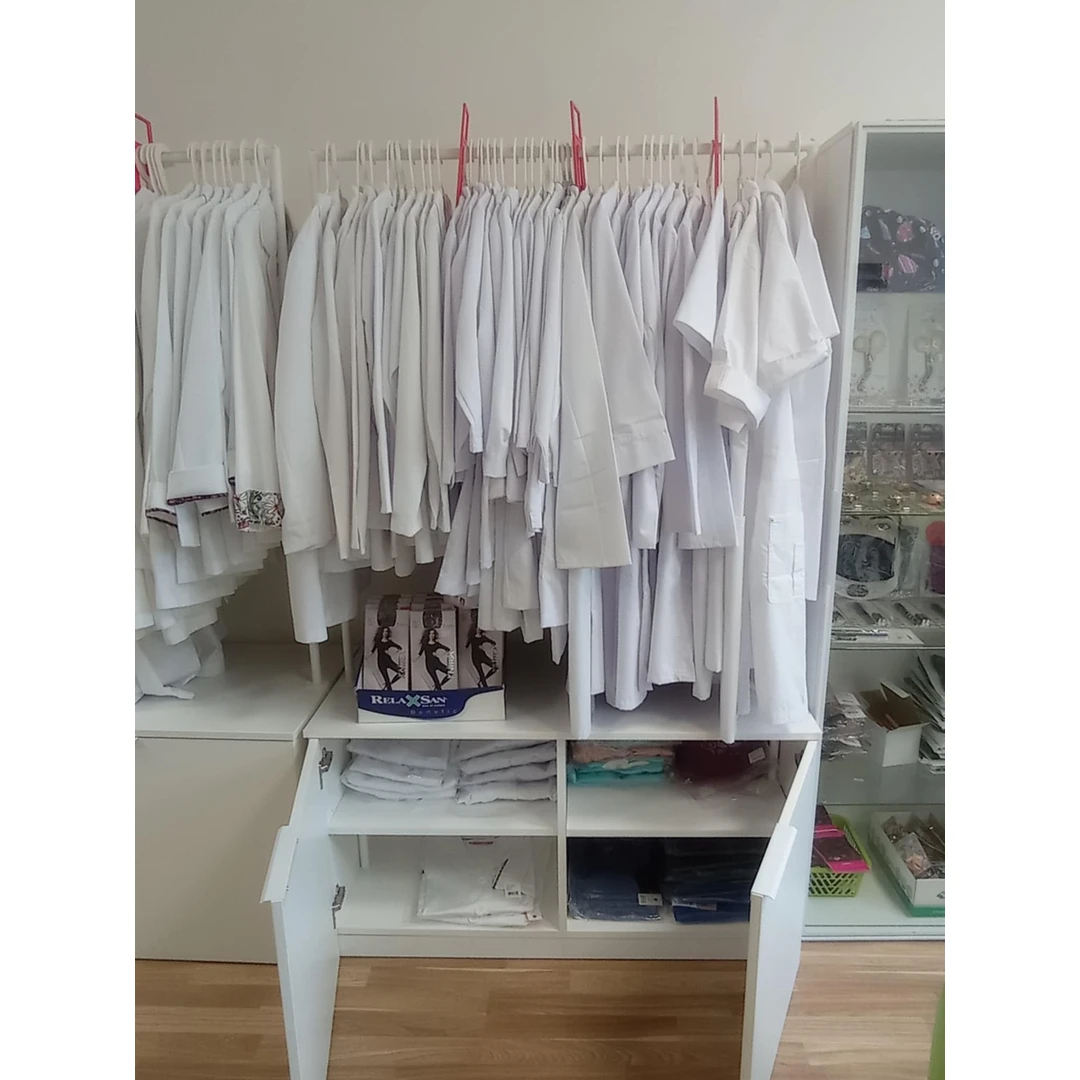 Baltos kabyklos su spintelėmis ir ratukais