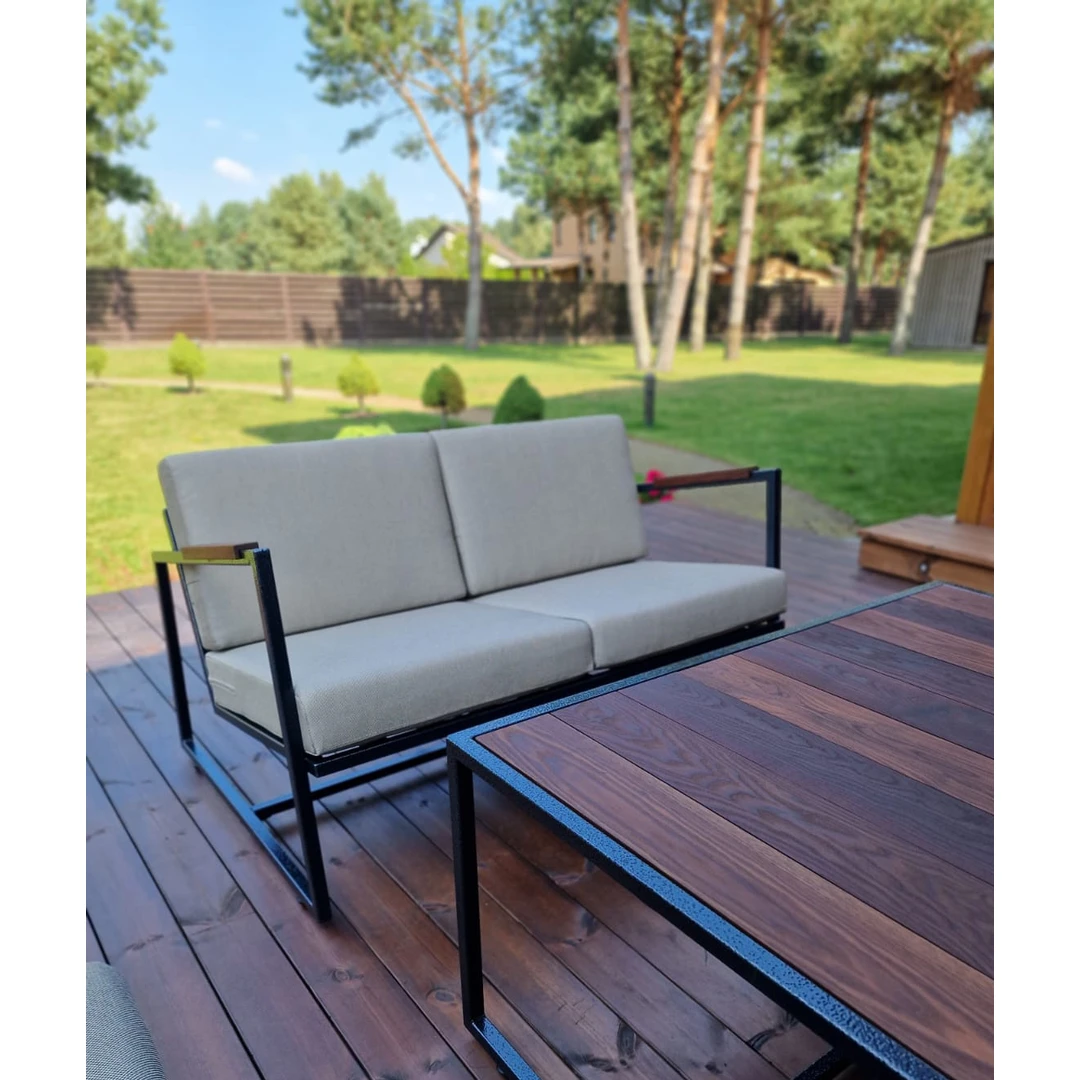 Moderni dvivietė sofa balkonui ir terasaiDvivietė sofa su metaliniu rėmu ir termo uosiuAtspari drėgmei lauko sofa su reguliuojamomis kojelėmisPremi