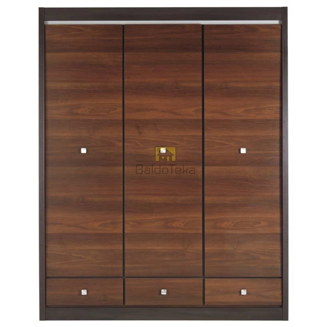 Stilinga spintelė su ratukiniais bėgeliais ir metalinėmis rankenėlėmis