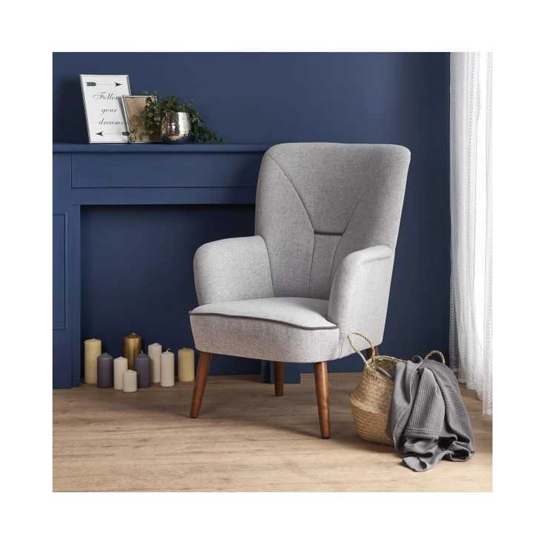 Šviesiai pilki sofos su riešutinėmis kojomis