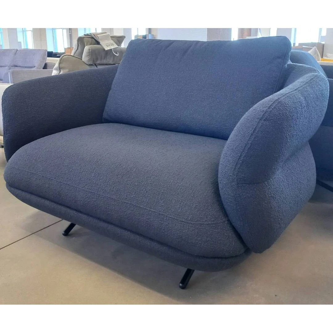 Išskirtinio dizaino fotelis VL02 su porankiais ir stora pagalve