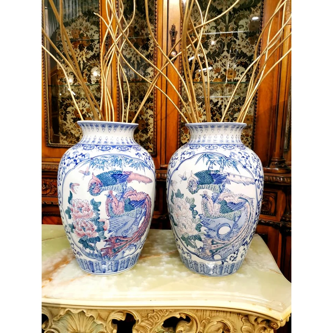 Rankų darbo mėlyna ir balta vaza su povų motyvais