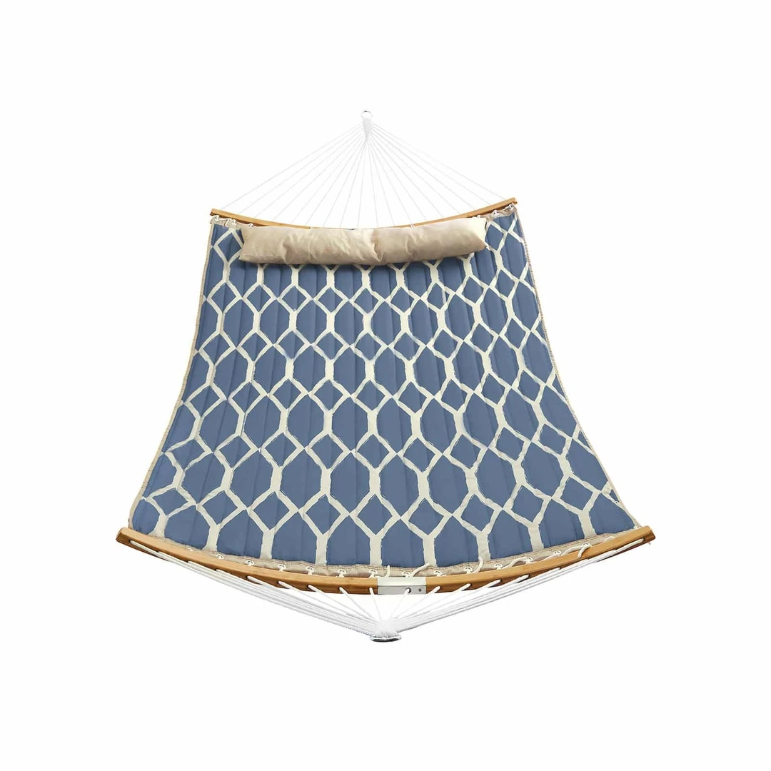 Minkštas hamakas sode – puiki atostogų oazė