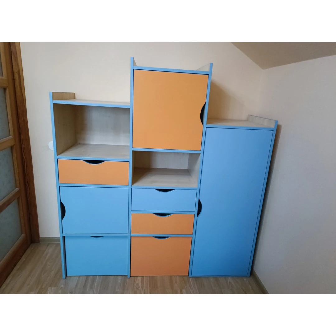 Jaunuolio baldų komplektas su spinta ir dviem lovomis