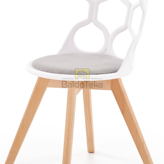 Šiuolaikiška sofos pagalvė iš natūralaus medžio ir gobeleno