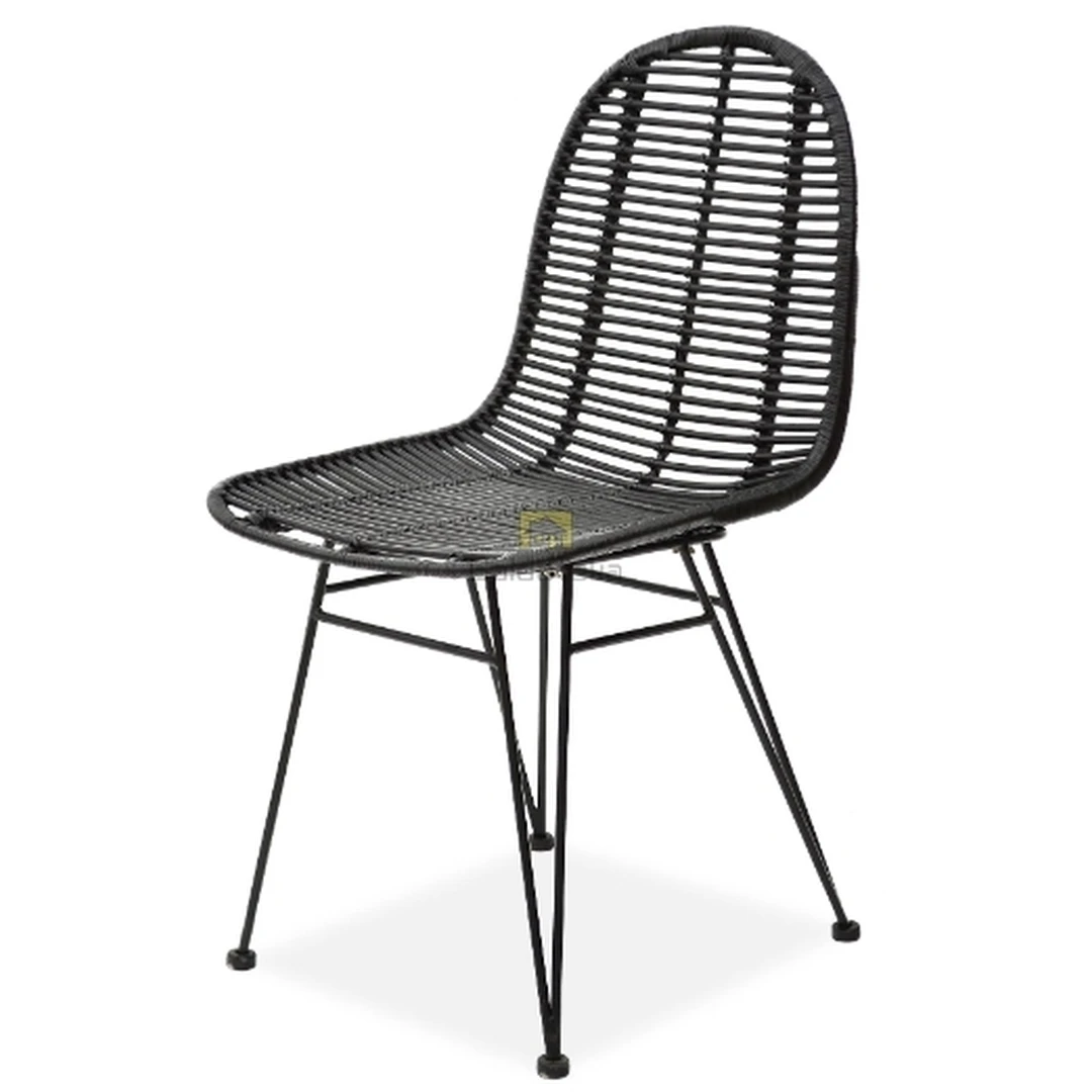 Šiuolaikiška juoda ratano kėdė su metaliniu pagrindu