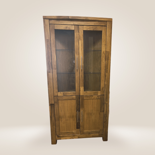 Kampinė indauja OMEGA – skandinaviškas stilius su ąžuolo masyvu