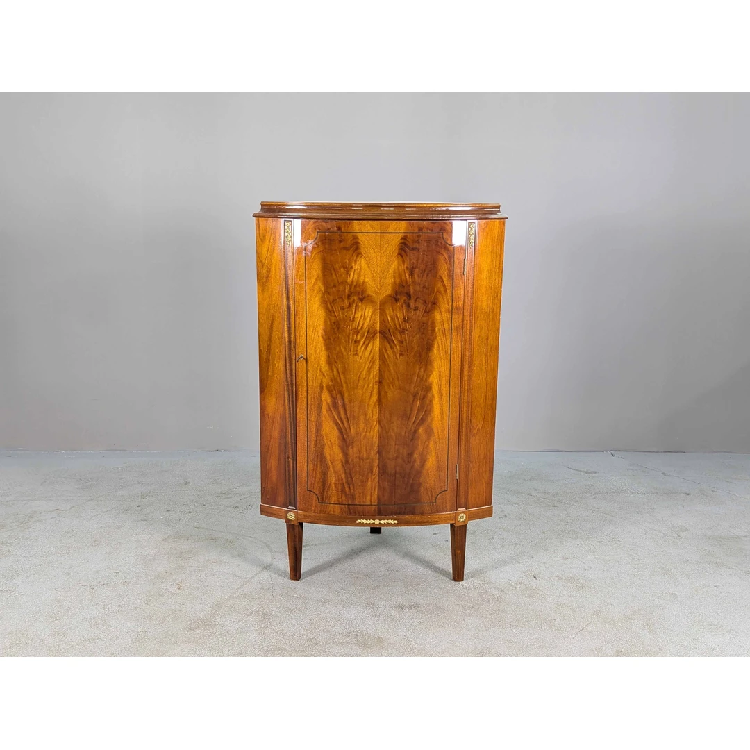 Erdvė taupanti kampinė komoda 60 cm nuo kampo